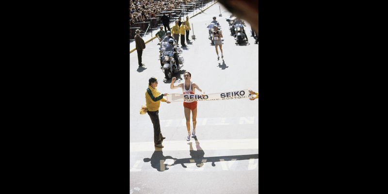 An exhausted Alberto Salazar crosses the finish line ahead of Dick Beardsley. (Photo credit: AP)